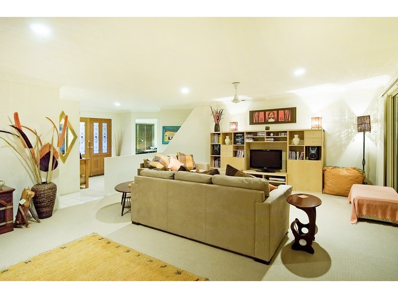 18 Gippsland Drive, Helensvale QLD 4212