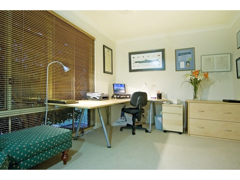 18 Gippsland Drive, Helensvale QLD 4212