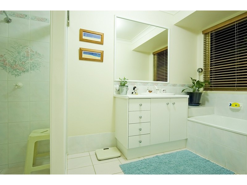 18 Gippsland Drive, Helensvale QLD 4212