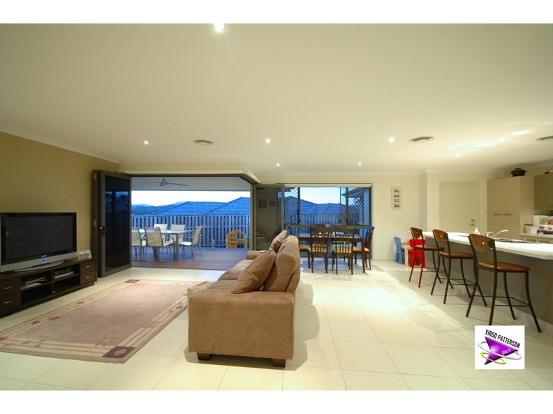 8 Beaumont St, Pacific Pines QLD 4211