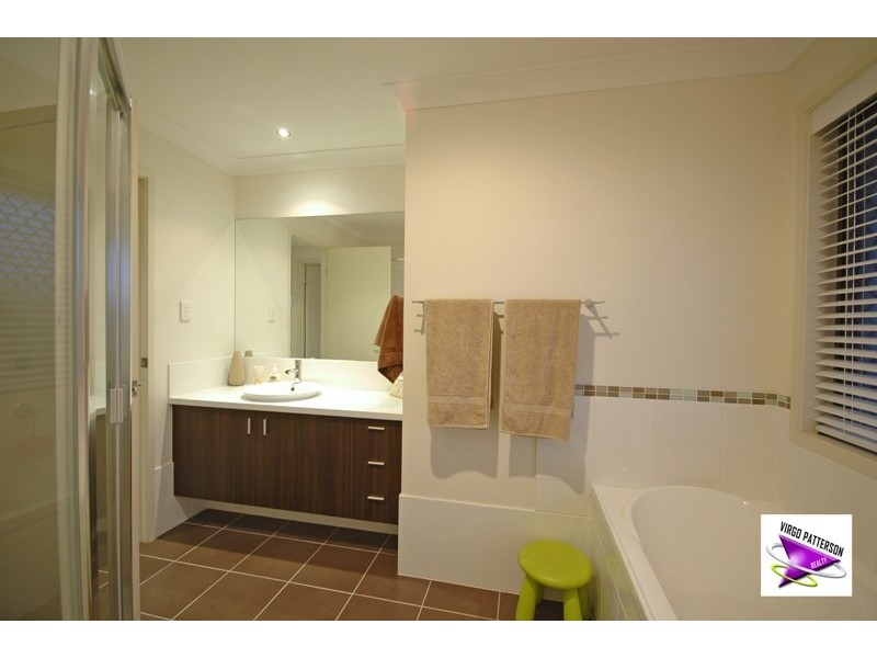 8 Beaumont St, Pacific Pines QLD 4211