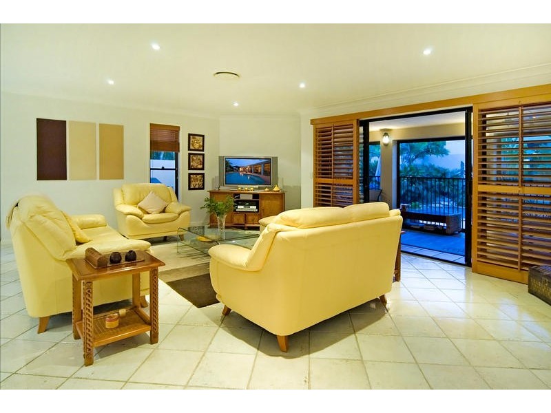 8 Shoreham Chase, Arundel QLD 4214