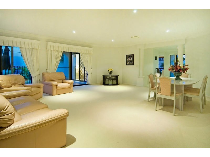 8 Shoreham Chase, Arundel QLD 4214