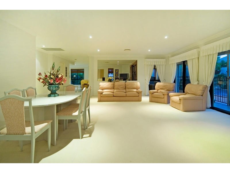 8 Shoreham Chase, Arundel QLD 4214