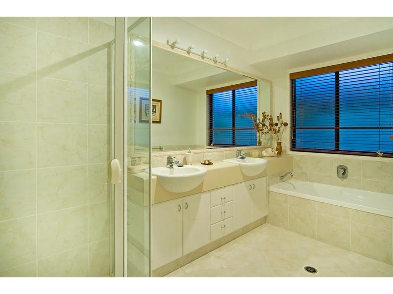 8 Shoreham Chase, Arundel QLD 4214