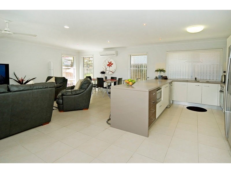 2 Calypso Court, Pacific Pines QLD 4211