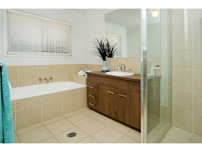 2 Calypso Court, Pacific Pines QLD 4211