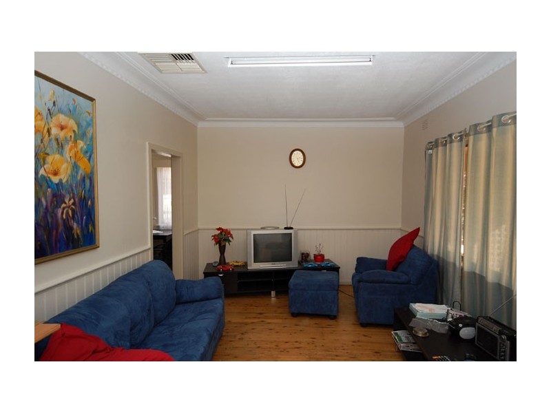 50 Tichborne Cres, Kooringal NSW 2650