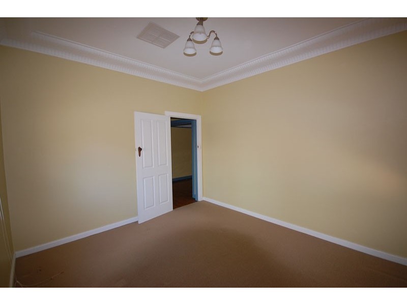 80 Bourke St, Mount Austin NSW 2650