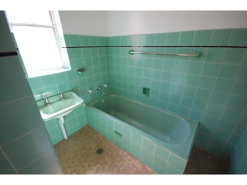 80 Bourke St, Mount Austin NSW 2650