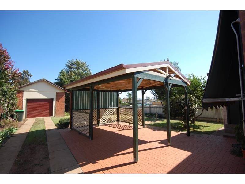 80 Bourke St, Mount Austin NSW 2650
