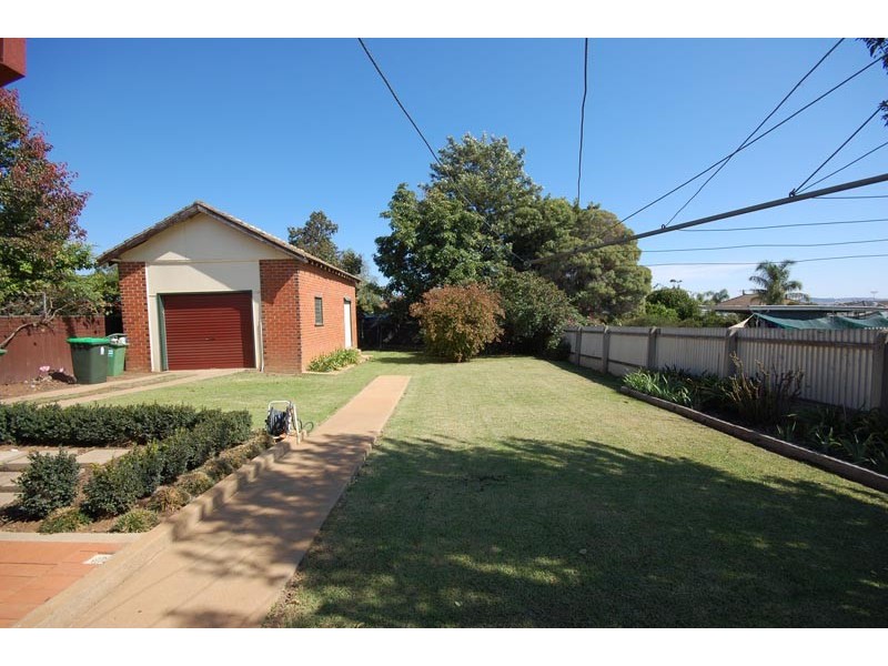 80 Bourke St, Mount Austin NSW 2650