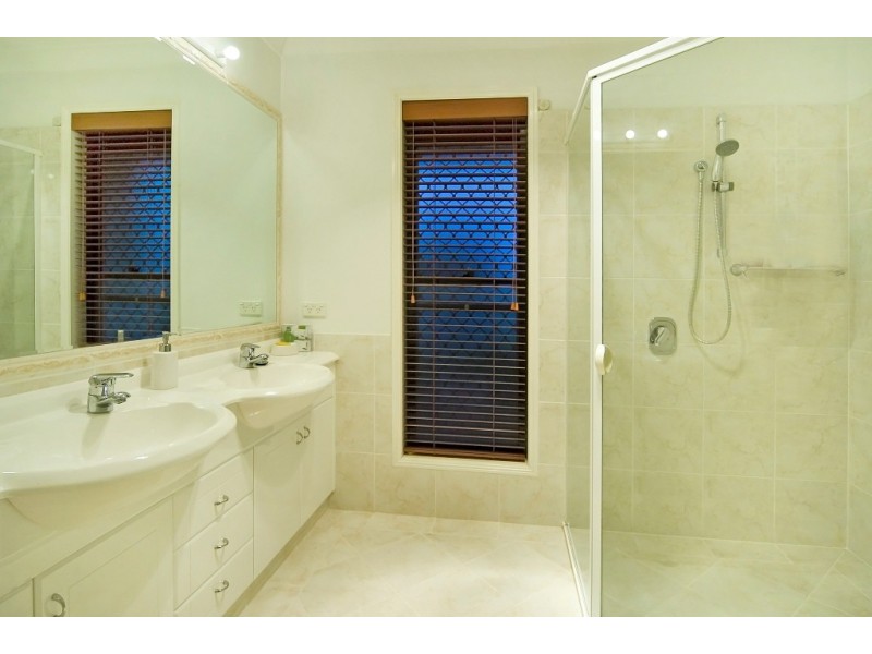 8 Shoreham Chase, Arundel QLD 4214