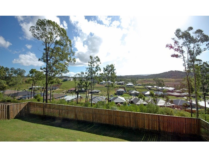 52 Harmsworth Rd, Pacific Pines QLD 4211