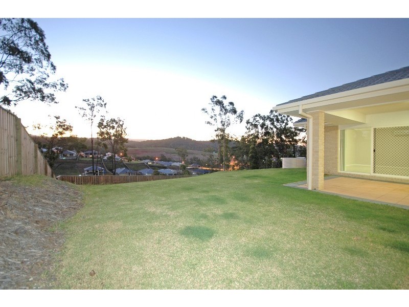 52 Harmsworth Rd, Pacific Pines QLD 4211