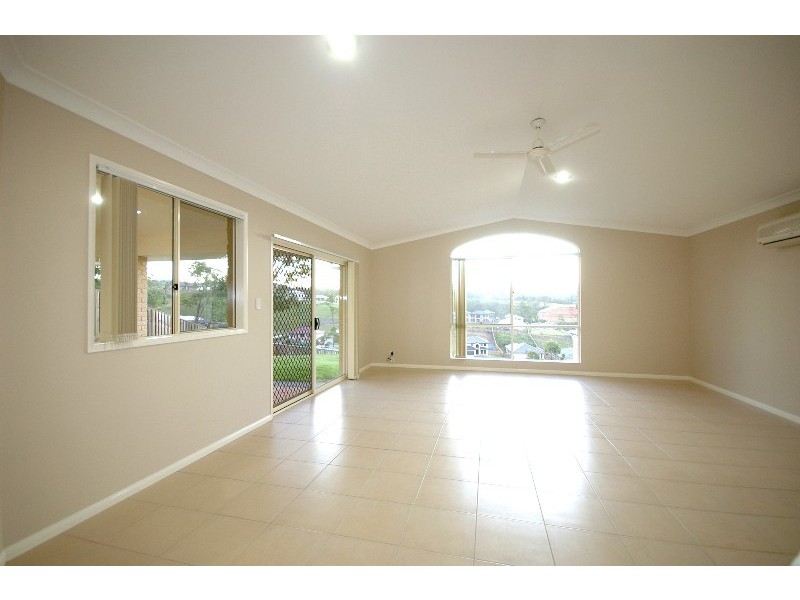 52 Harmsworth Rd, Pacific Pines QLD 4211