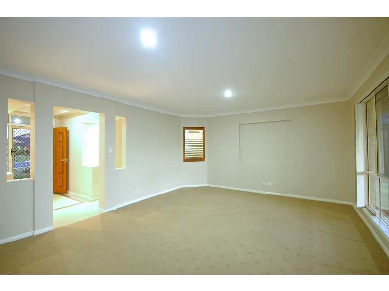 52 Harmsworth Rd, Pacific Pines QLD 4211
