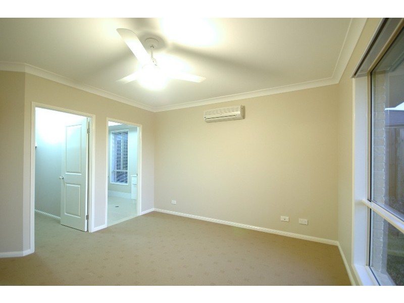 52 Harmsworth Rd, Pacific Pines QLD 4211