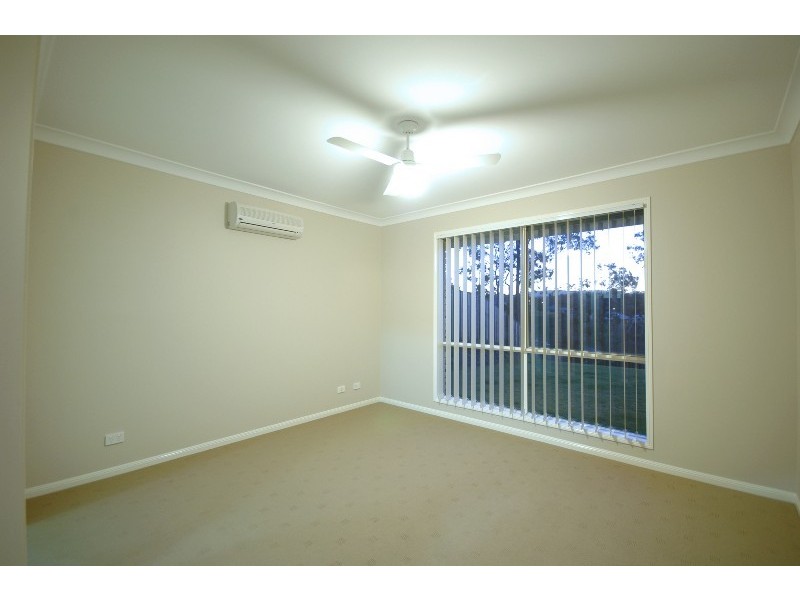 52 Harmsworth Rd, Pacific Pines QLD 4211