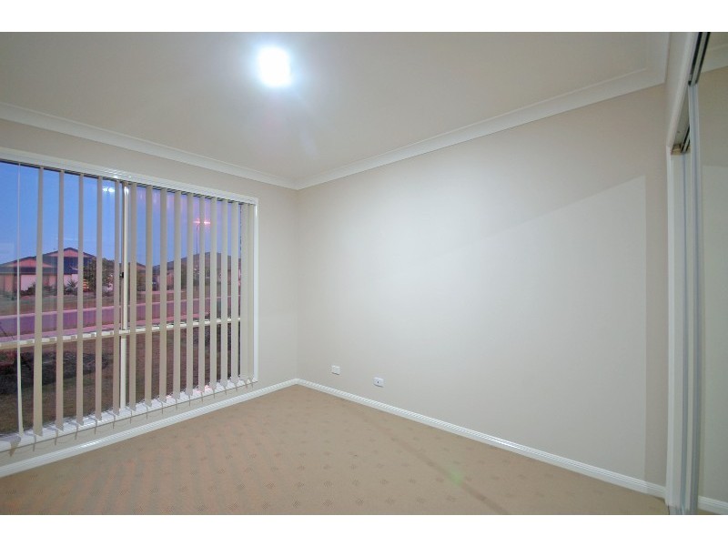52 Harmsworth Rd, Pacific Pines QLD 4211