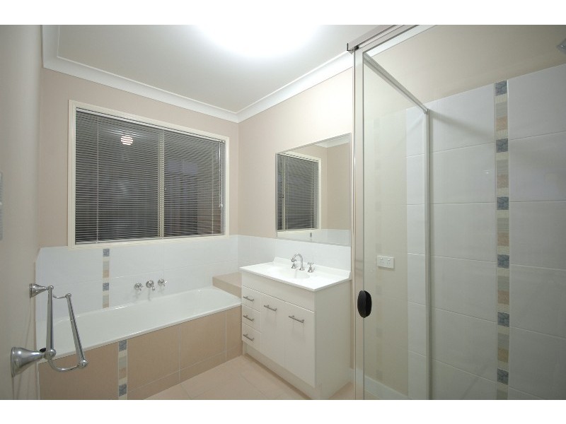 52 Harmsworth Rd, Pacific Pines QLD 4211