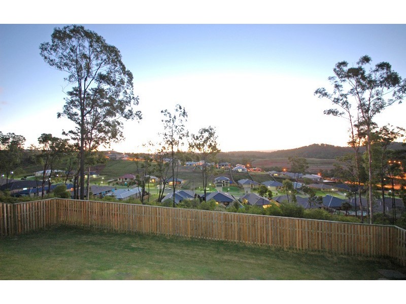 52 Harmsworth Rd, Pacific Pines QLD 4211