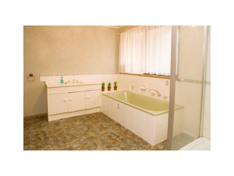 15 Wallowa Crescent, Narre Warren VIC 3805