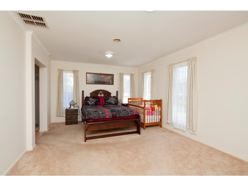 2 Gustavus Place, Narre Warren South VIC 3805