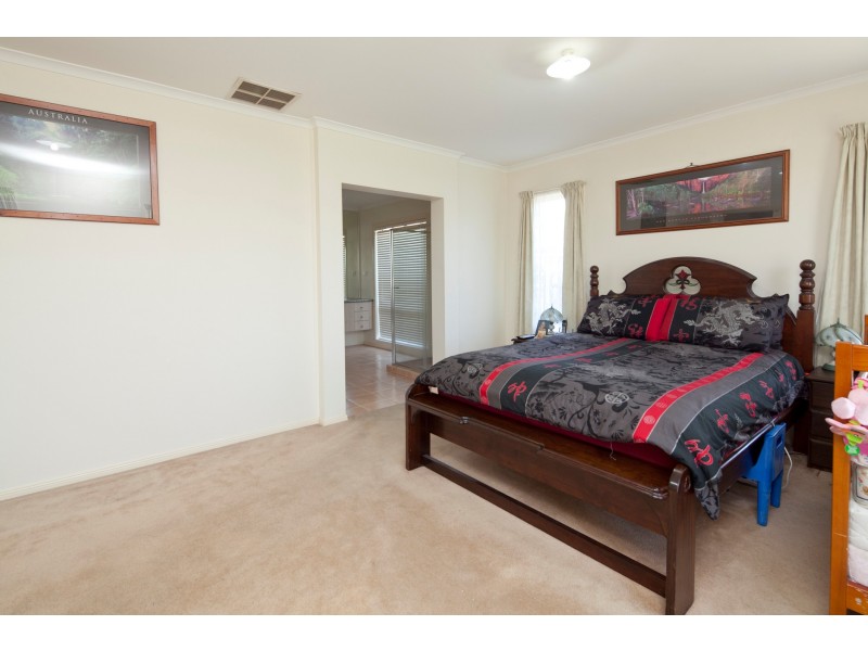 2 Gustavus Place, Narre Warren South VIC 3805
