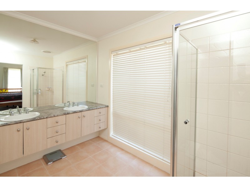 2 Gustavus Place, Narre Warren South VIC 3805