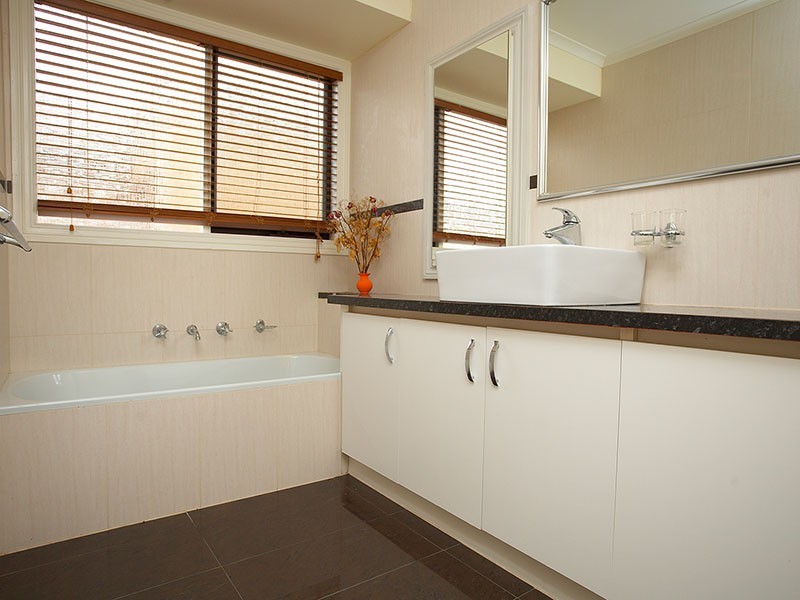 33 Ohio Cres, Narre Warren VIC 3805