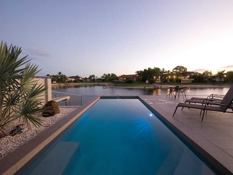 21 Weatherley Ave, Mermaid Waters QLD 4218