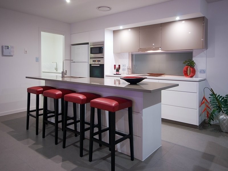 21 Weatherley Ave, Mermaid Waters QLD 4218