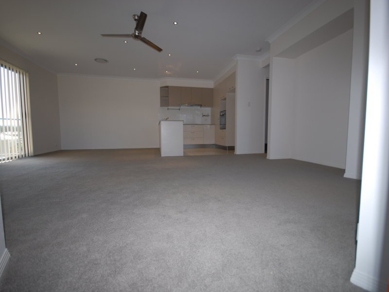 1/10 Cezaire Ave, Varsity Lakes QLD 4227