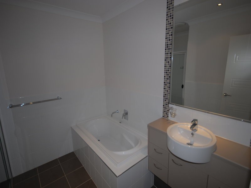 1/10 Cezaire Ave, Varsity Lakes QLD 4227