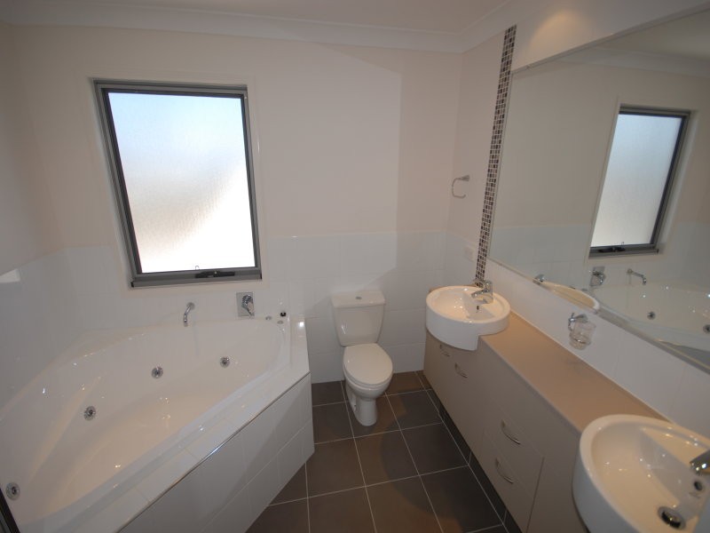 2/10 Cezaire Ave, Varsity Lakes QLD 4227