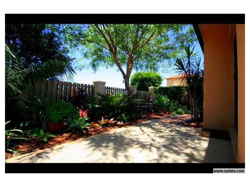 1/16 Gardendale Crescent, Burleigh Waters QLD 4220