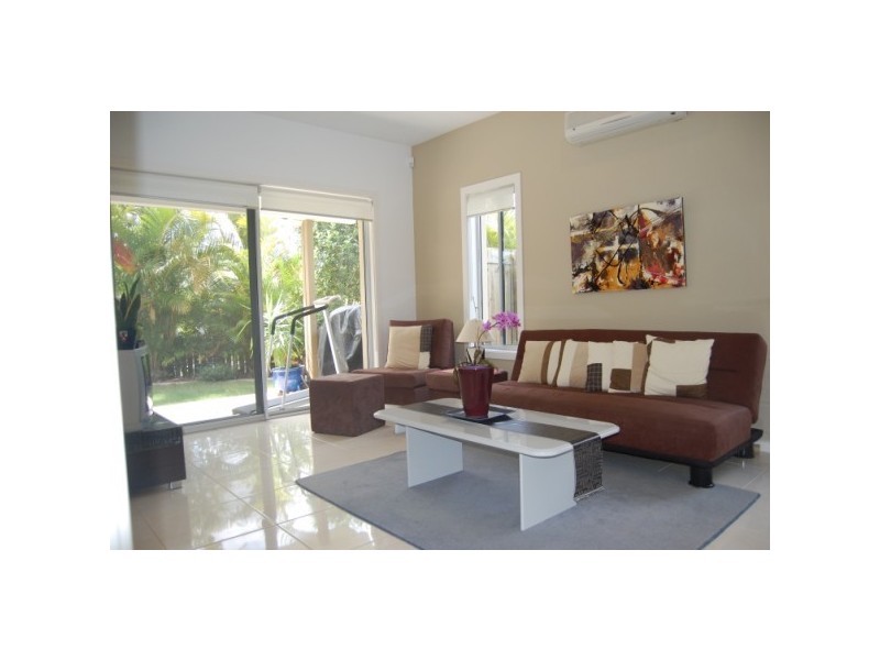 2 Royal links Dr, Robina QLD 4226