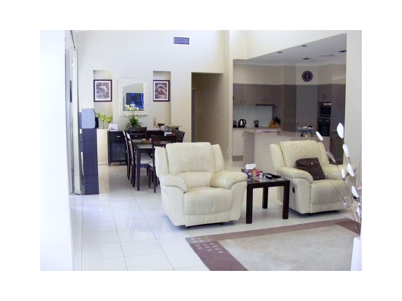 8 Menton Av, Varsity Lakes QLD 4227