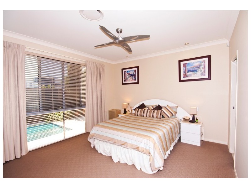 8 Menton Av, Varsity Lakes QLD 4227