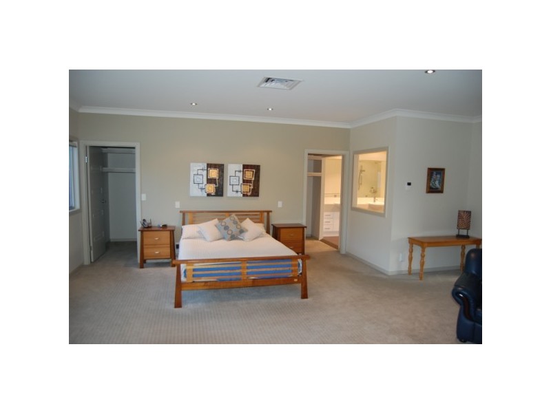 12 Moyenne Cr, Varsity Lakes QLD 4227