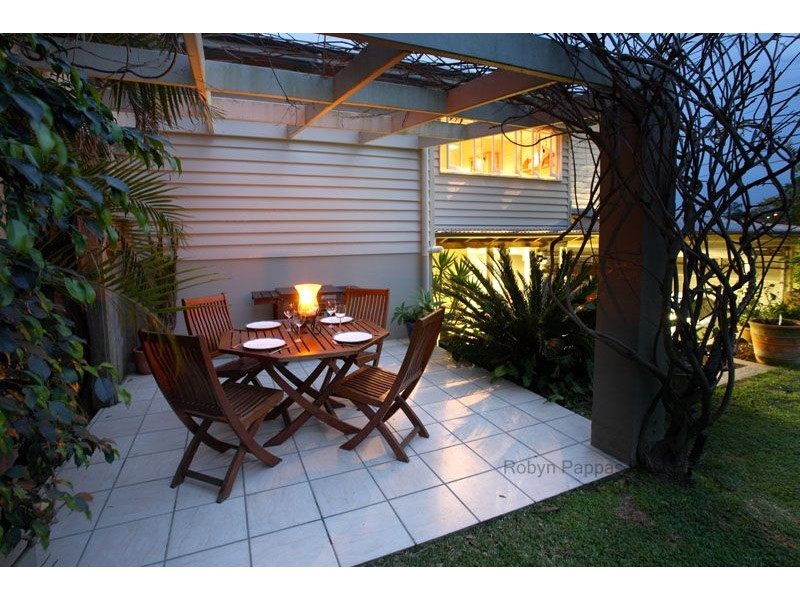 9 Lockyer St, Camp Hill QLD 4152