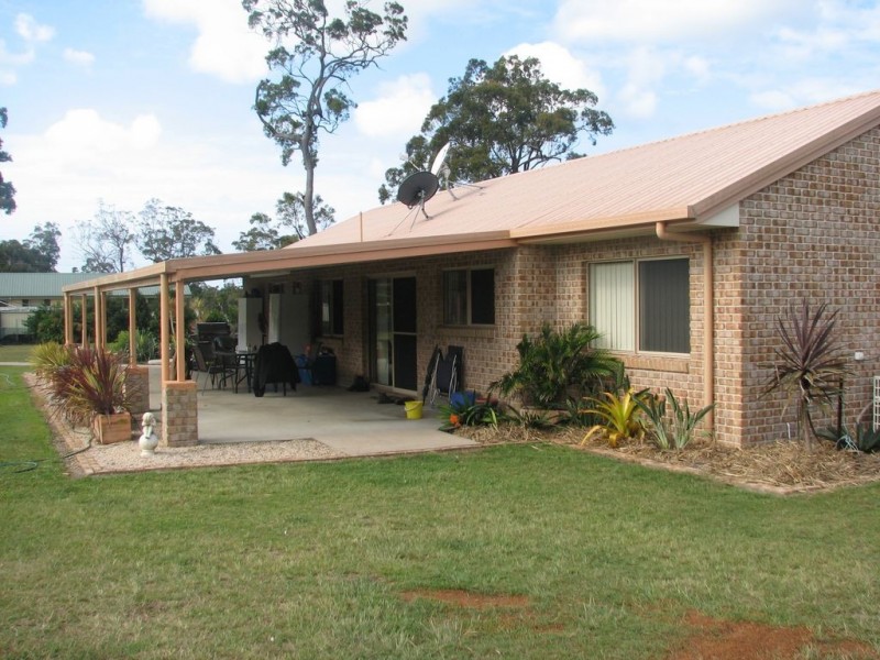 4 Oak Ave, Coonarr QLD 4670