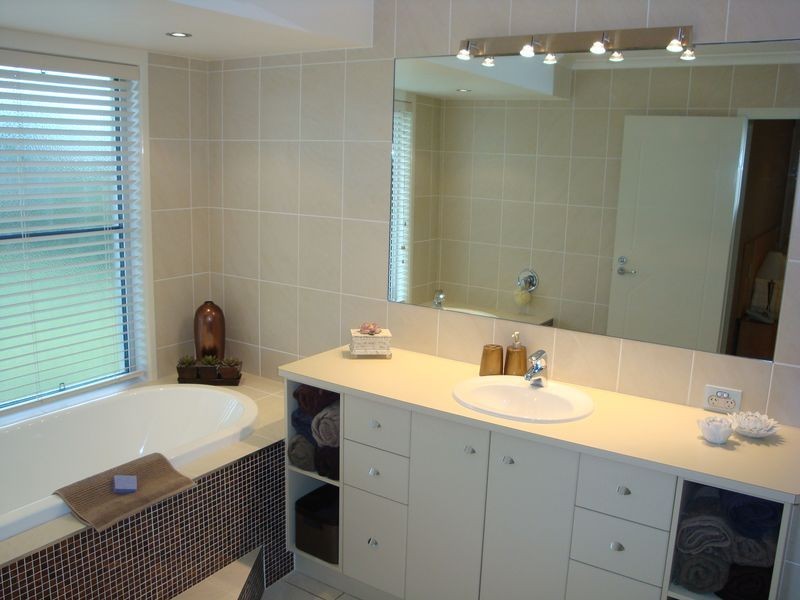 Avenell Heights QLD 4670