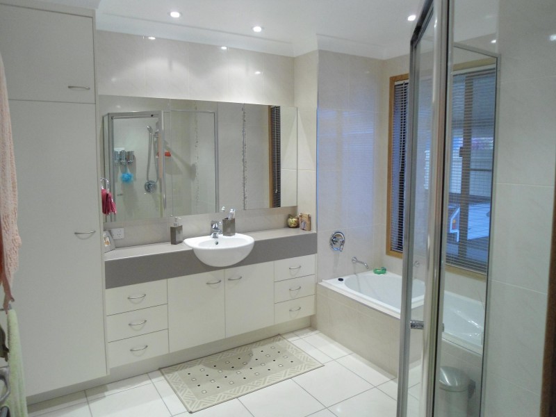 Avenell Heights QLD 4670