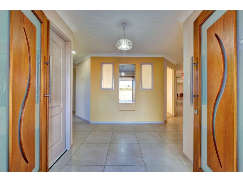 4 Davin Place, Coral Cove QLD 4670