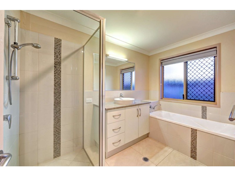 4 Davin Place, Coral Cove QLD 4670