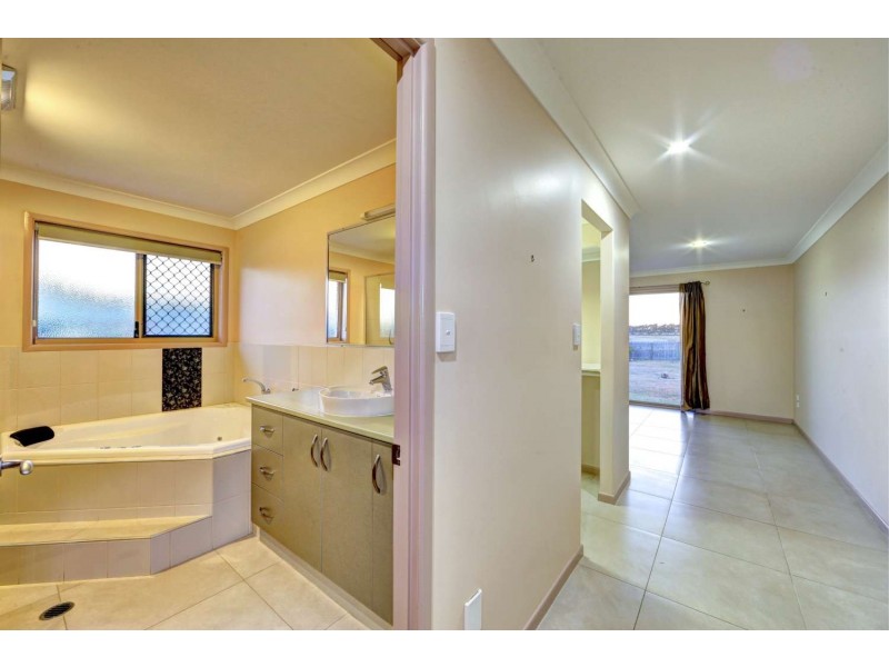 4 Davin Place, Coral Cove QLD 4670