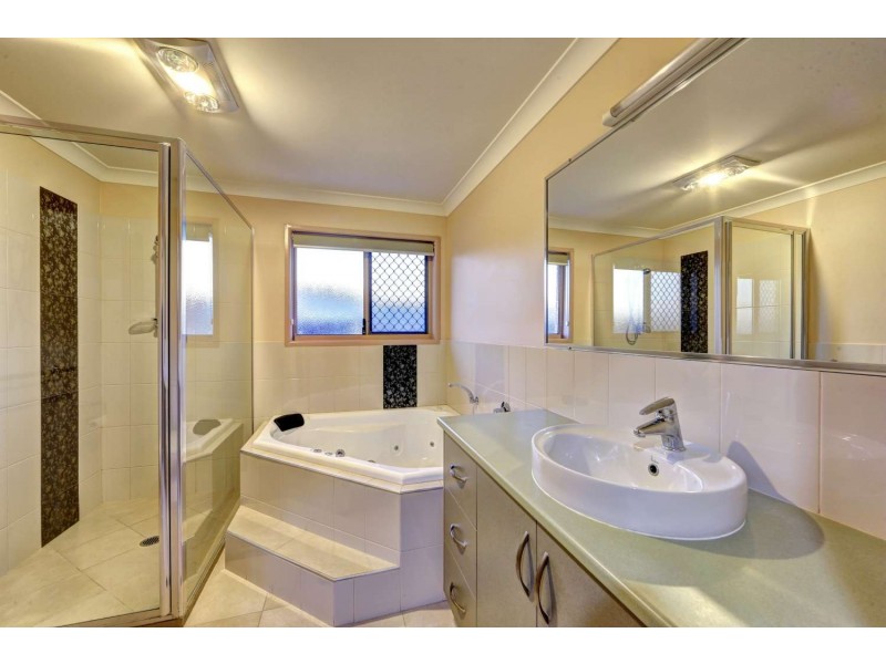 4 Davin Place, Coral Cove QLD 4670