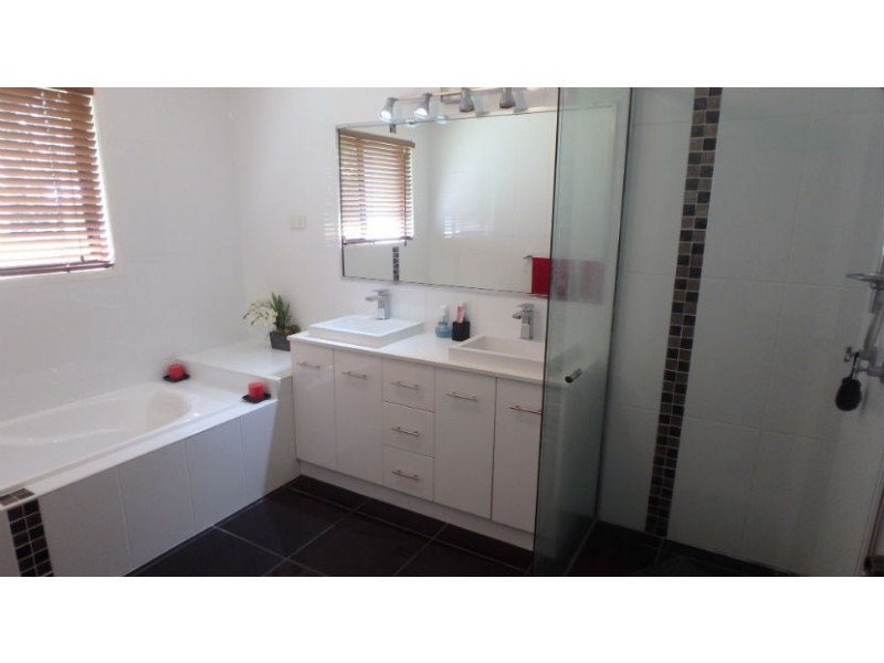 8 Evergreen Dr, Branyan QLD 4670